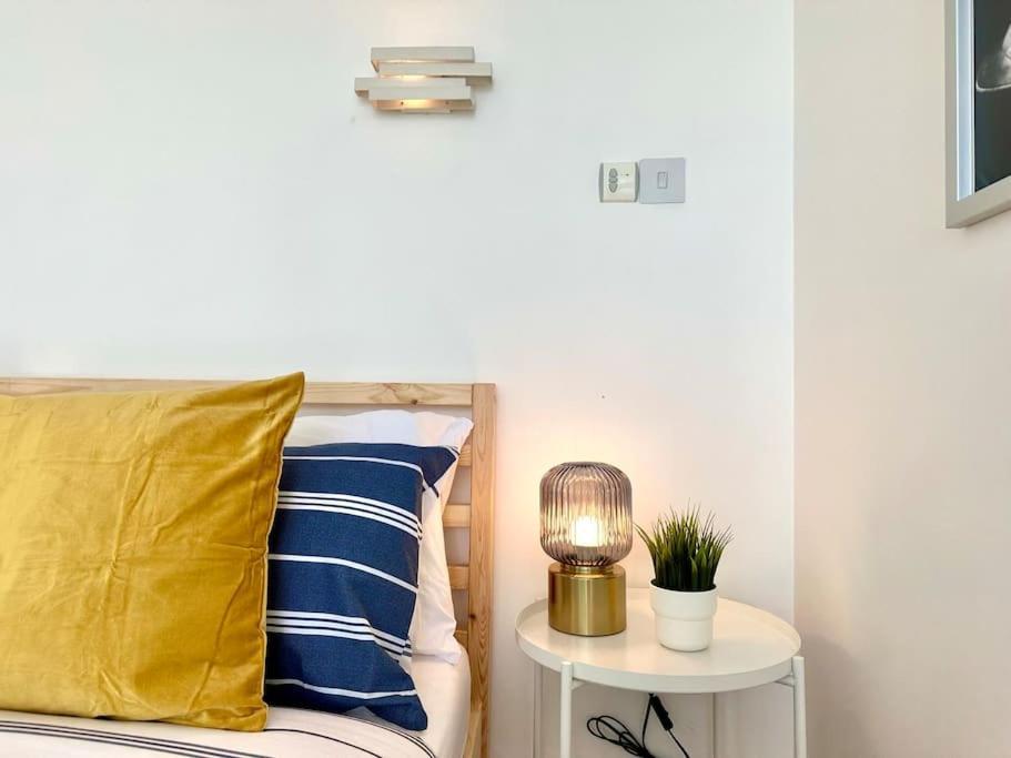 Stunning Panoramic Sea View Beach Location - Sleeps Up To 4 People - Free Parking - The Best Beach! - Great Location - Fast Wifi - Smart Tv - Newly Decorated - Sleeps Up To 4! Close To Bournemouth & Poole Town Centre & Sandbanks エクステリア 写真