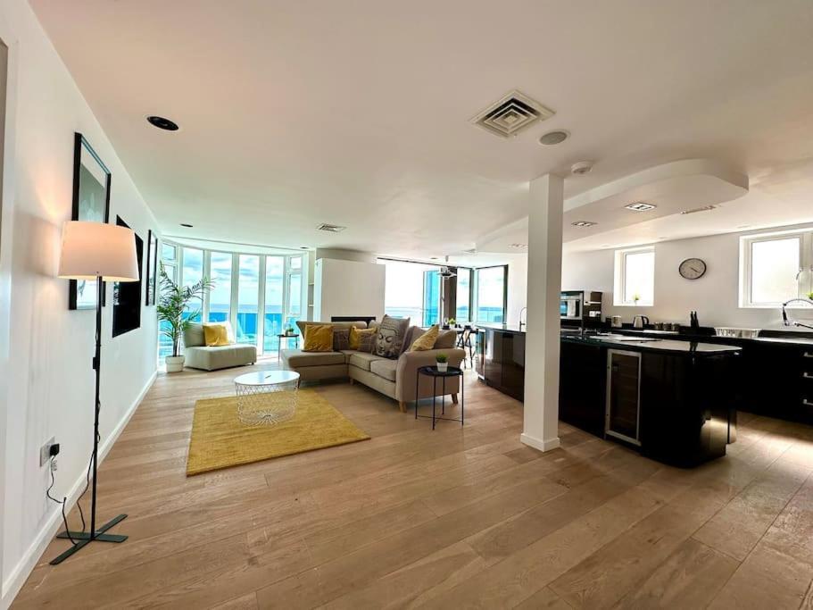 Stunning Panoramic Sea View Beach Location - Sleeps Up To 4 People - Free Parking - The Best Beach! - Great Location - Fast Wifi - Smart Tv - Newly Decorated - Sleeps Up To 4! Close To Bournemouth & Poole Town Centre & Sandbanks エクステリア 写真