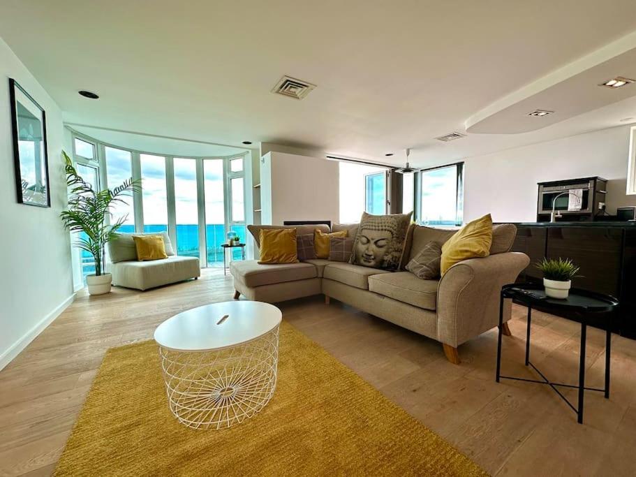 Stunning Panoramic Sea View Beach Location - Sleeps Up To 4 People - Free Parking - The Best Beach! - Great Location - Fast Wifi - Smart Tv - Newly Decorated - Sleeps Up To 4! Close To Bournemouth & Poole Town Centre & Sandbanks エクステリア 写真