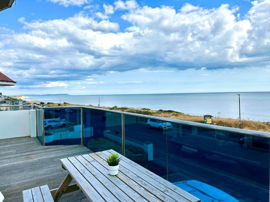 Stunning Panoramic Sea View Beach Location - Sleeps Up To 4 People - Free Parking - The Best Beach! - Great Location - Fast Wifi - Smart Tv - Newly Decorated - Sleeps Up To 4! Close To Bournemouth & Poole Town Centre & Sandbanks エクステリア 写真