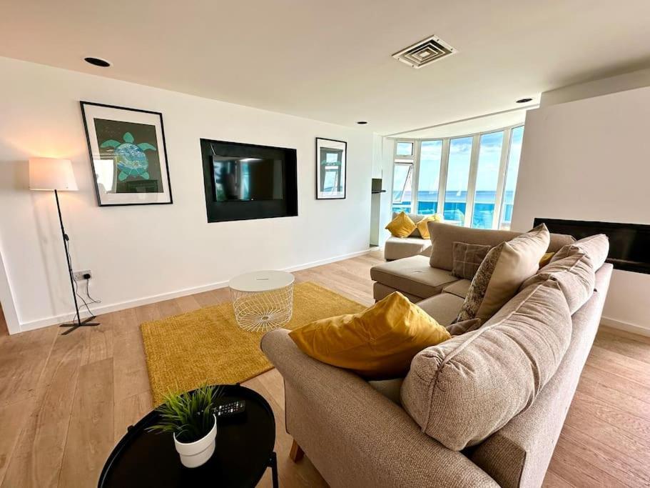 Stunning Panoramic Sea View Beach Location - Sleeps Up To 4 People - Free Parking - The Best Beach! - Great Location - Fast Wifi - Smart Tv - Newly Decorated - Sleeps Up To 4! Close To Bournemouth & Poole Town Centre & Sandbanks エクステリア 写真