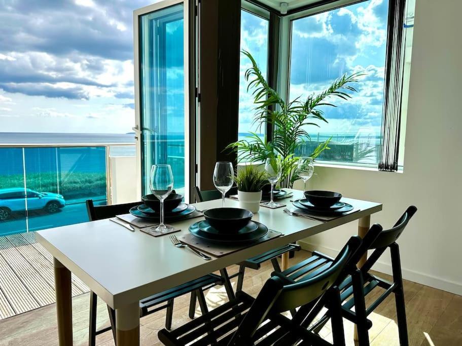 Stunning Panoramic Sea View Beach Location - Sleeps Up To 4 People - Free Parking - The Best Beach! - Great Location - Fast Wifi - Smart Tv - Newly Decorated - Sleeps Up To 4! Close To Bournemouth & Poole Town Centre & Sandbanks エクステリア 写真