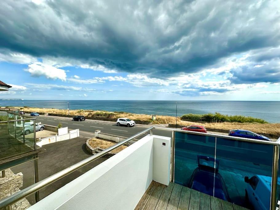 Stunning Panoramic Sea View Beach Location - Sleeps Up To 4 People - Free Parking - The Best Beach! - Great Location - Fast Wifi - Smart Tv - Newly Decorated - Sleeps Up To 4! Close To Bournemouth & Poole Town Centre & Sandbanks エクステリア 写真