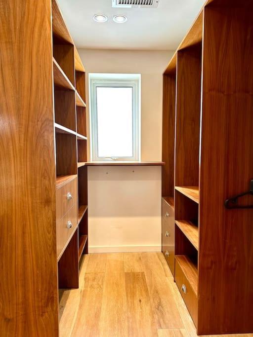Stunning Panoramic Sea View Beach Location - Sleeps Up To 4 People - Free Parking - The Best Beach! - Great Location - Fast Wifi - Smart Tv - Newly Decorated - Sleeps Up To 4! Close To Bournemouth & Poole Town Centre & Sandbanks エクステリア 写真