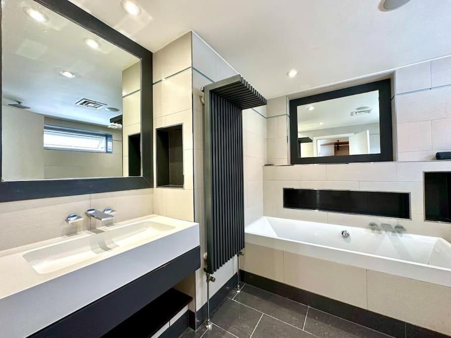 Stunning Panoramic Sea View Beach Location - Sleeps Up To 4 People - Free Parking - The Best Beach! - Great Location - Fast Wifi - Smart Tv - Newly Decorated - Sleeps Up To 4! Close To Bournemouth & Poole Town Centre & Sandbanks エクステリア 写真