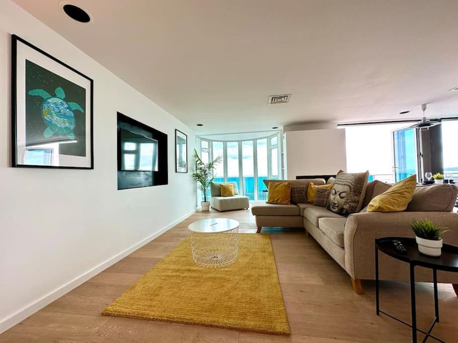 Stunning Panoramic Sea View Beach Location - Sleeps Up To 4 People - Free Parking - The Best Beach! - Great Location - Fast Wifi - Smart Tv - Newly Decorated - Sleeps Up To 4! Close To Bournemouth & Poole Town Centre & Sandbanks エクステリア 写真