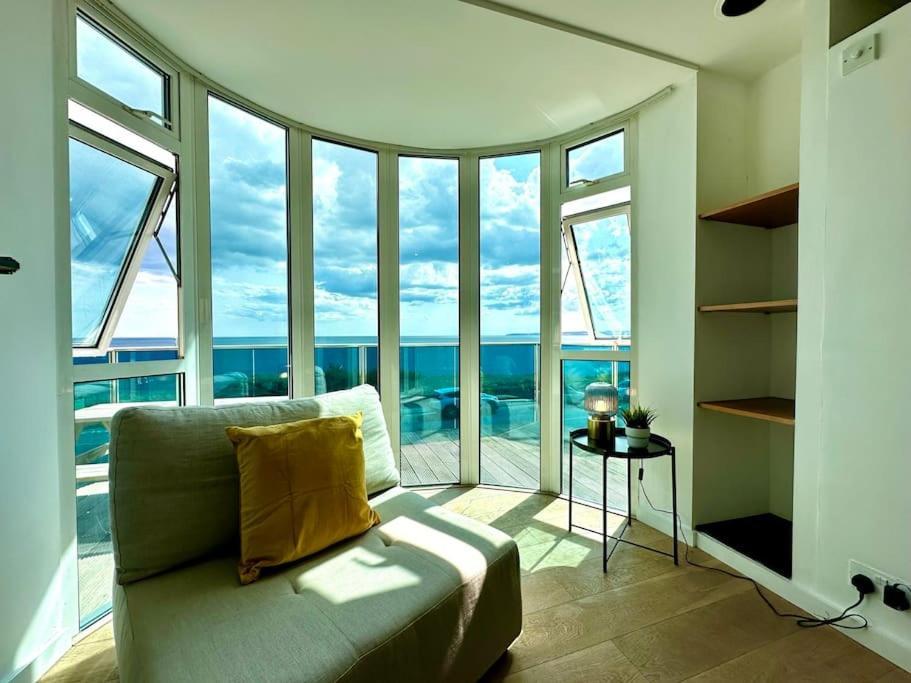 Stunning Panoramic Sea View Beach Location - Sleeps Up To 4 People - Free Parking - The Best Beach! - Great Location - Fast Wifi - Smart Tv - Newly Decorated - Sleeps Up To 4! Close To Bournemouth & Poole Town Centre & Sandbanks エクステリア 写真