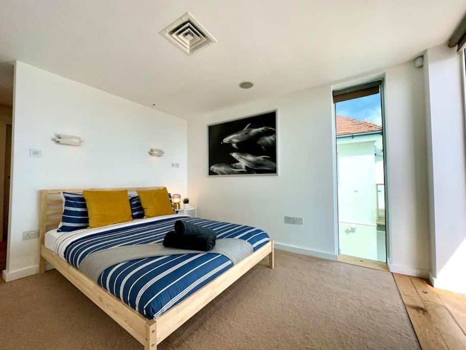 Stunning Panoramic Sea View Beach Location - Sleeps Up To 4 People - Free Parking - The Best Beach! - Great Location - Fast Wifi - Smart Tv - Newly Decorated - Sleeps Up To 4! Close To Bournemouth & Poole Town Centre & Sandbanks エクステリア 写真