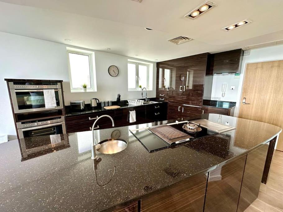 Stunning Panoramic Sea View Beach Location - Sleeps Up To 4 People - Free Parking - The Best Beach! - Great Location - Fast Wifi - Smart Tv - Newly Decorated - Sleeps Up To 4! Close To Bournemouth & Poole Town Centre & Sandbanks エクステリア 写真