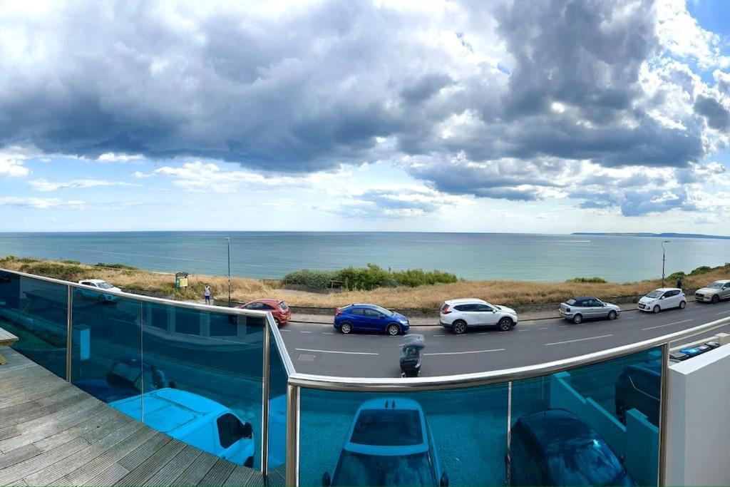 Stunning Panoramic Sea View Beach Location - Sleeps Up To 4 People - Free Parking - The Best Beach! - Great Location - Fast Wifi - Smart Tv - Newly Decorated - Sleeps Up To 4! Close To Bournemouth & Poole Town Centre & Sandbanks エクステリア 写真